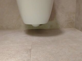 Svůdný nohy v the záchod