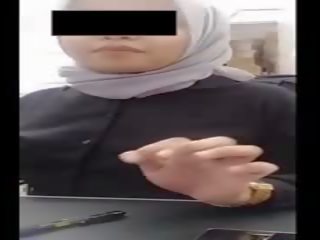 Hijab amante con grande tette heats suo giovanotto a lavoro da webcam