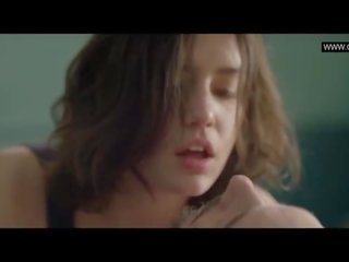 아델 exarchopoulos - 유방을 드러낸 섹스 영화 장면 - eperdument (2016)