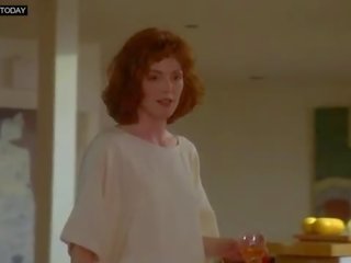 Julianne moore - shows her ginger grumbulan - short cuts (1993)